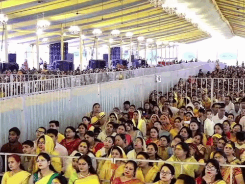 भारी संख्या में पहुंचे श्रद्धालु।