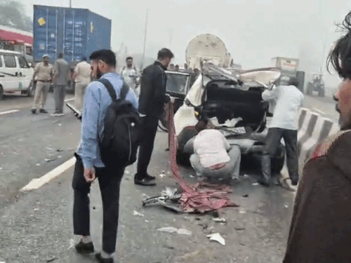 हादसे के बाद मौके पर मौजूद राहगीर, पुलिस व क्षतिग्रस्त वाहन।