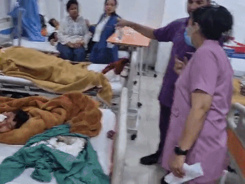 हादसे में 4 पुरुष, 3 महिलाएं और 3 बच्चे घायल हुए हैं। ये सभी सिवाह बाइपास स्थित एक निजी अस्पताल में एडमिट है।