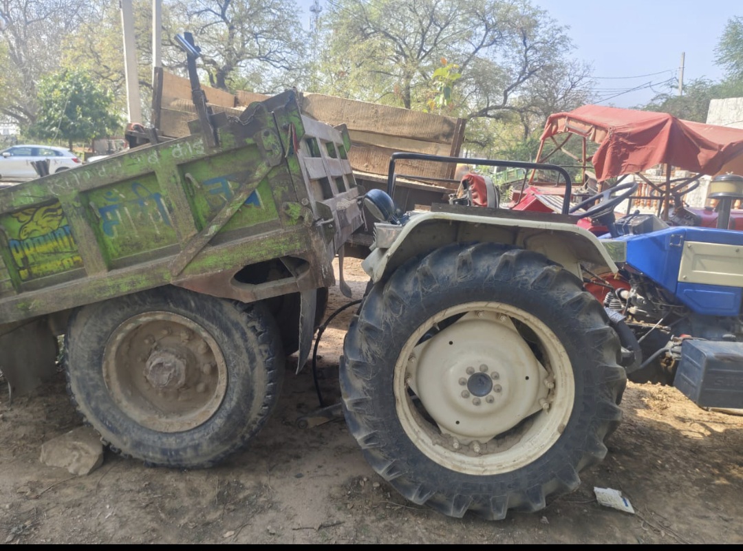 जब्त ट्रैक्टर।