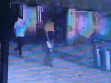 दोनों चोर मुंह पर कपड़ा बांधकर चोरी करने के लिए आए।