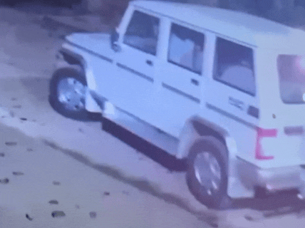 दोनों चोर कुछ ही देर में गाड़ी चोरी करके चले गए।