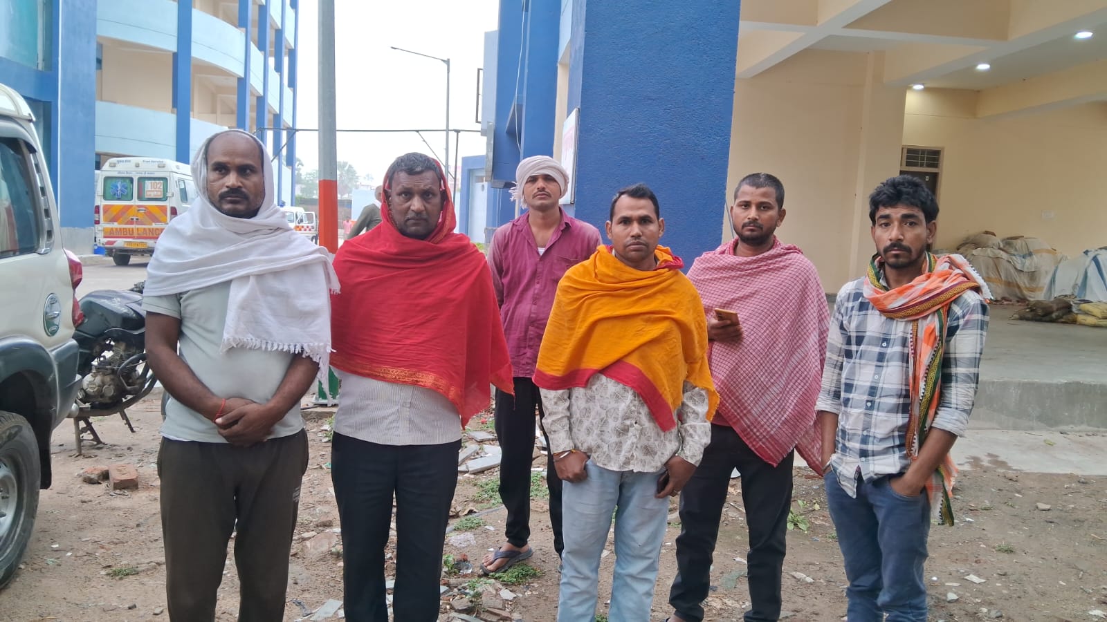 हॉस्पिटल में मौजूद परिजन।