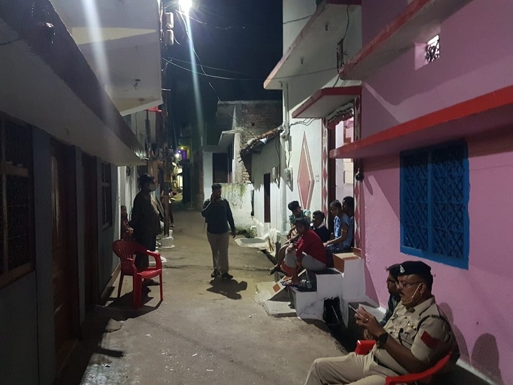 महिला की हत्या करने के बाद घटनास्थल पर पुलिस टीम निगरानी करते हुए।