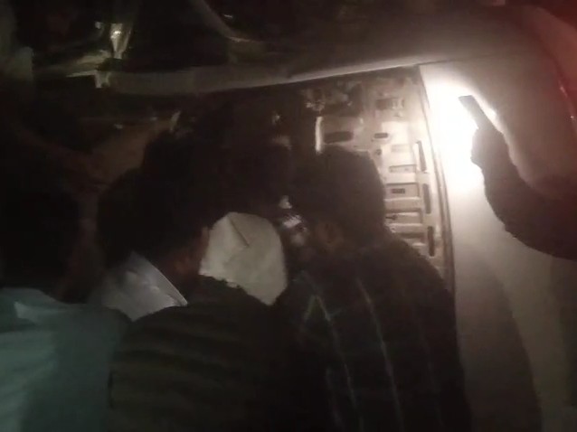 हादसे के बाद घटनास्थल पर जुटी भीड़। - Dainik Bhaskar