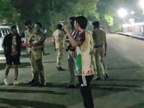 मैराथन के दौरान पुसिल सड़कों पर तैनात रही।