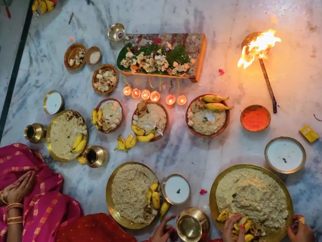 खरना की पूजा में दूध और गुड़ से बनी खीर, रोटी, मौसमी फल का प्रसाद ग्रहण किया जाता है।