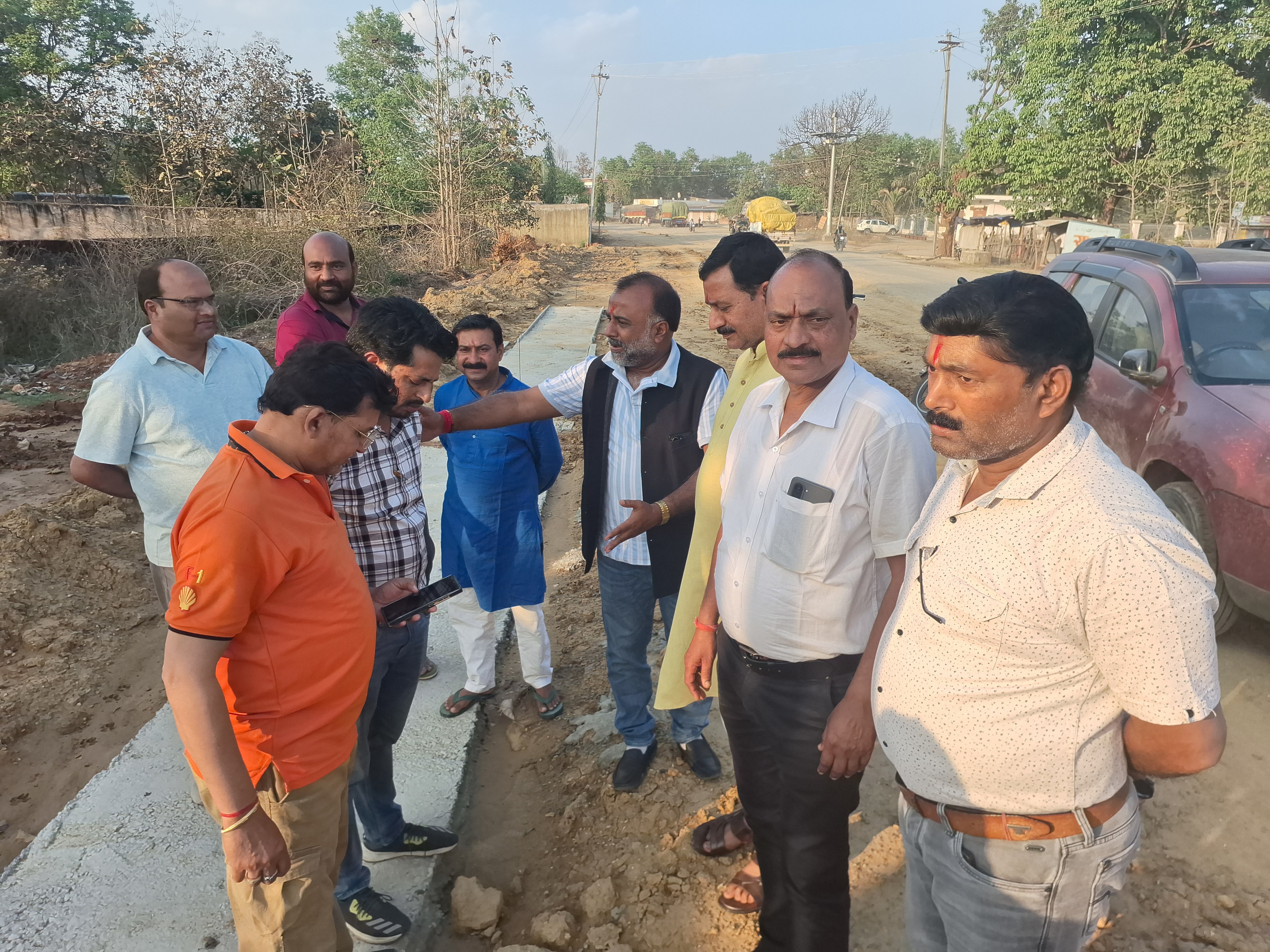 विवाद सुलझाते जनप्रतिनिधि और राष्ट्रिय राजमार्ग प्राधिकरण के अधिकारी