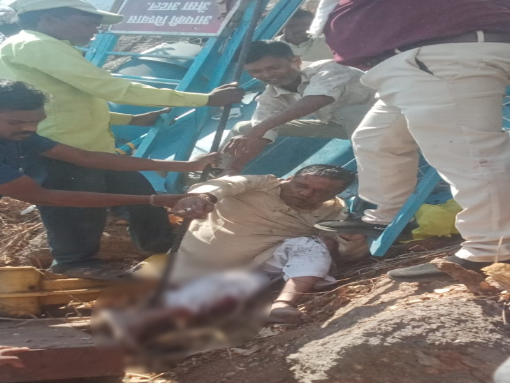 हादसे में घायल लोगों को ट्रॉली से निकालते हुए ग्रामीण।