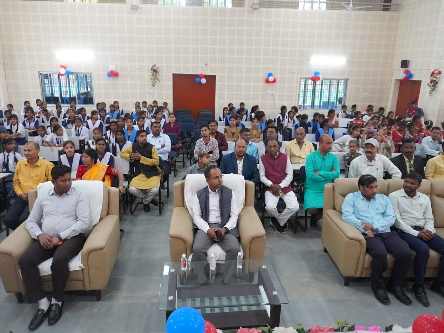 जिला पदाधिकारी रवि प्रकाश व अन्य अधिकारी।