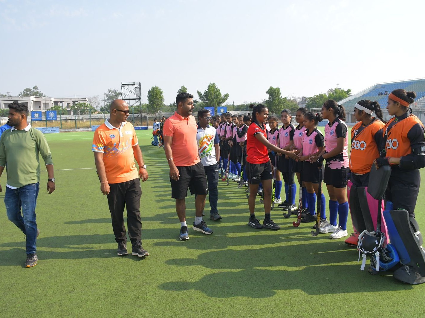 आपस में खेलभावना का परिचय देते प्रतिभागी