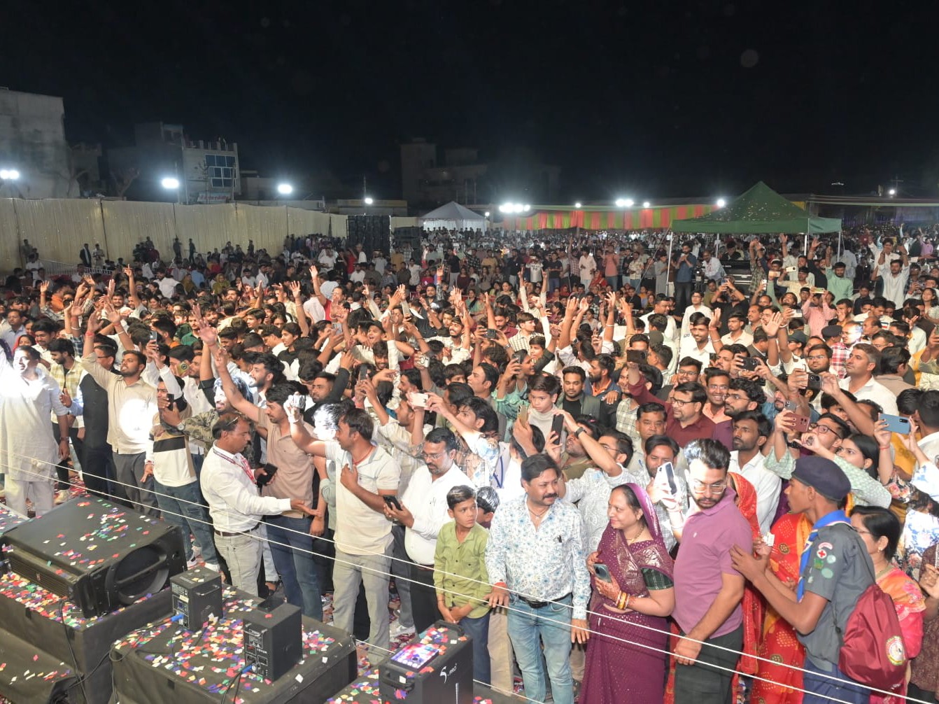 राजस्थानी लोकगीतों पर झूमे दर्शक।