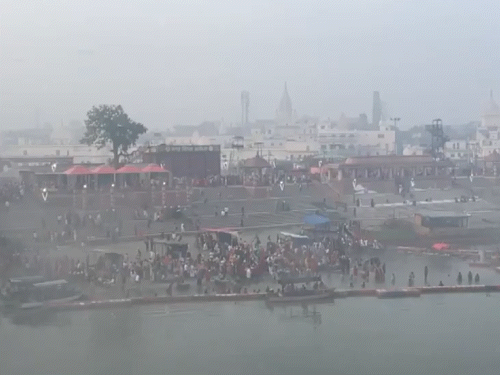 अयोध्या में भी कोहरा छाया रहा। यहां विजिबिलिटी 400 मीटर दर्ज की गई।