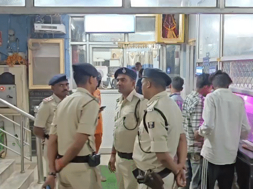 घटना की सूचना मिलते ही पुलिस जांच पड़ताल में जुटी।