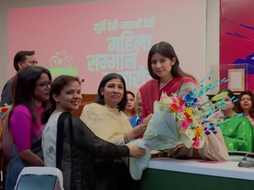 सपा कार्यालय में मूर्ति देवी-मालती देवी महिला सम्मान समारोह के दौरान डिंपल यादव का महिलाओं में स्वागत किया।