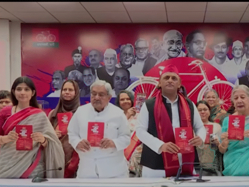 महिला सम्मान समारोह में अखिलेश और डिंपल ने समाज के भले के लिए काम कर रही महिलाओं को सम्मानित किया।