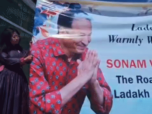 सोनम वांगचुक के बड़े-बड़े बैनर लगाए गए।