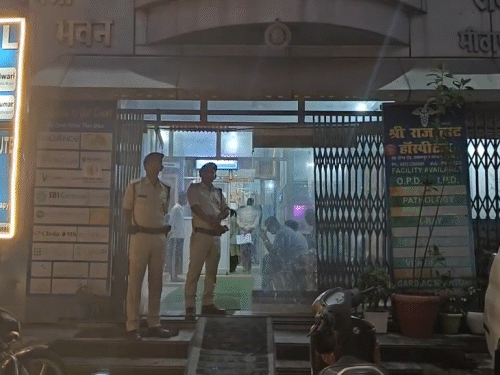 घटना के बाद पुलिस की टीम बेटी से पूछताछ करने अस्पताल पहुंची।