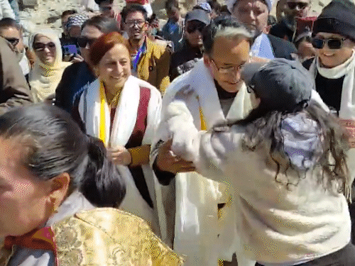 महिला समर्थक ने सोनम वांगचुक और उनकी पत्नी को गले लगाया।