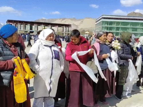 सोनम वांगचुक के स्वागत के लिए हजारों लोग फूल और सफेद पटका लेकर पहुंचे।