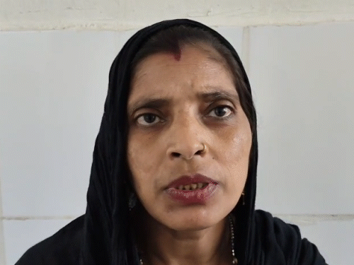 युवक की मां ने बताया कि वह दोस्त के कहने पर बोतल में पेट्रोल लाया था।