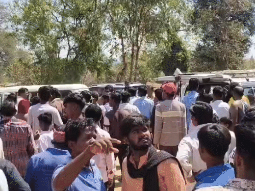 स्थानीय ग्रामीणों और पुलिस ने तुरंत राहत और बचाव कार्य शुरू किया।