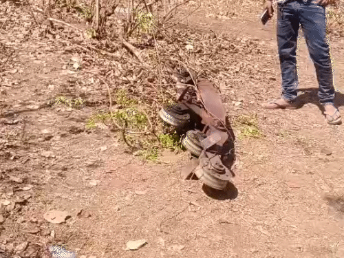 नीचे गिरकर ट्रॉली के पार्ट टूटकर अलग हो गए।