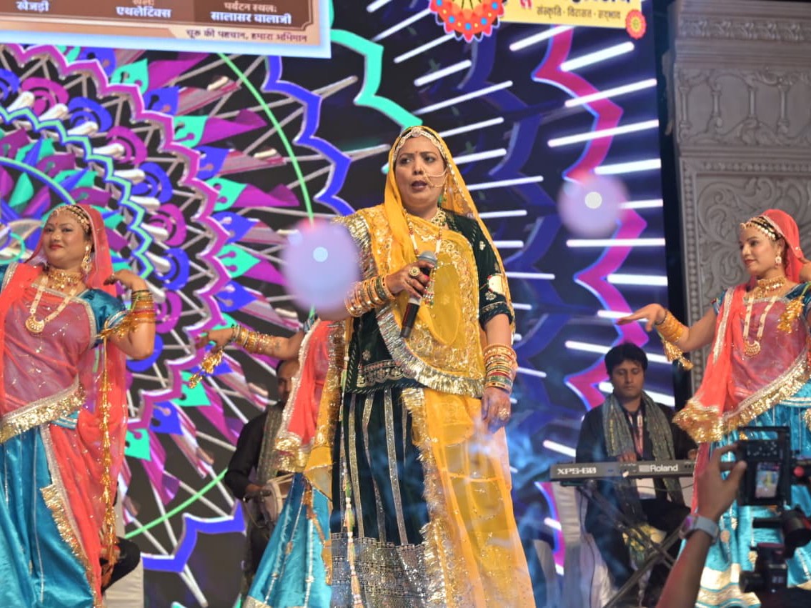 सांस्कृतिक संध्या का शुभारंभ मरु कोकिला सीमा मिश्रा ने 'केसरिया बालम, आओ नी, पधारो म्हारे देश' की।