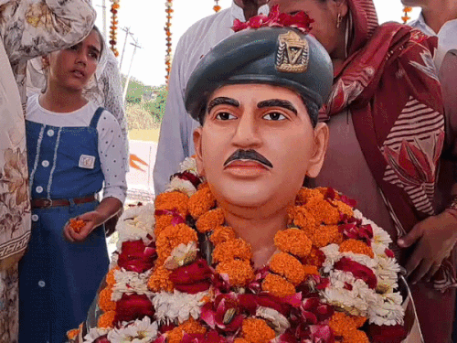 Shaheed Dwar Sonipat Garhi Bindrawali | Statue of 1971 War Hero Shaheed Mahendra ...