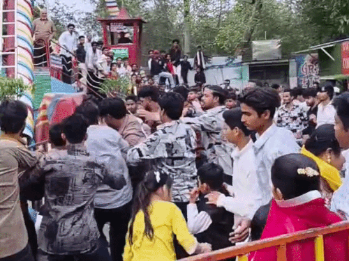 पार्क में झगड़ा करते लोग।