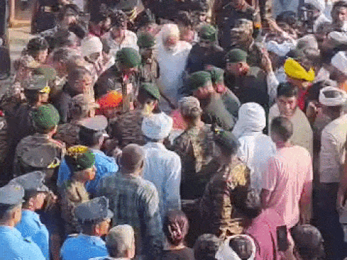 गांव पहुंचा शहीद अमित जाखड़ का पार्थिव शरीर।