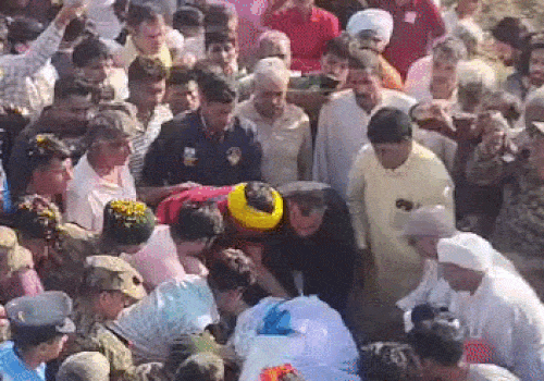 शहीद अमित जाखड़ के अंतिम दर्शन करते हुए।