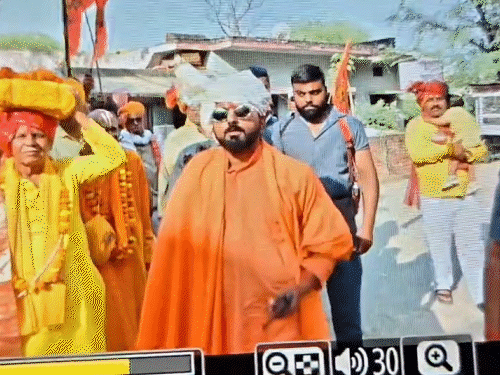 साधू ने हवा में फायर किया।