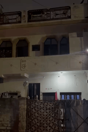 इसी घर के अंदर 69 साल की महिला की हत्या कर दी गई। उसकी बहू और प्रेमी किरायेदार ने हत्या का आरोप है।