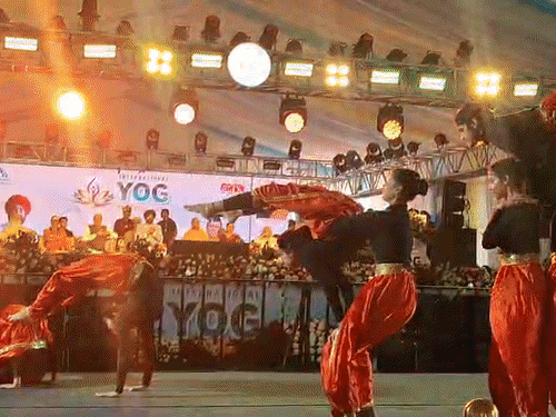 कार्यक्रम के दौरान योग करती लड़कियां।