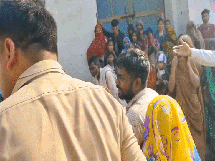 गांववालों की मदद से घरवाले रश्मि को अस्पताल लेकर गए। वहां उसका इलाज चल रहा है।