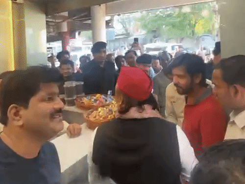 अखिलेश यादव ने दुकानदार से चाय लेकर चुस्की ली।