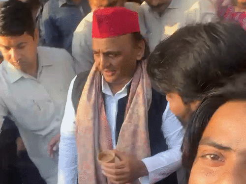 अखिलेश यादव करीब 15 मिनट चाय की दुकान पर रूके। युवाओं से बातचीत की।