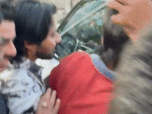 इंदिरा नगर में अखिलेश यादव ने अपना काफिला रोका। सड़के किनारे स्थित चाय की दुकान पर गए।