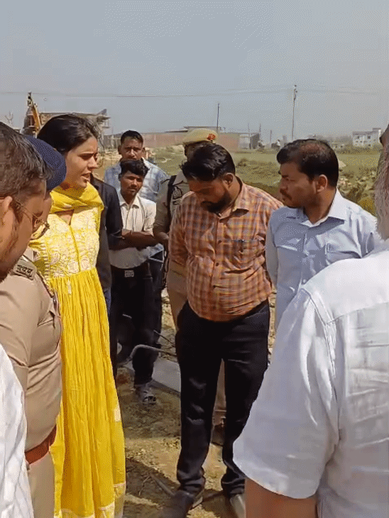 पीली ड्रेस में एसडीएम दिव्या ओझा हैं। ये 2017 बैच की पीसीएस ऑफिसर हैं।