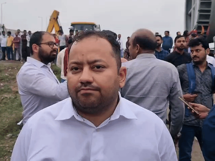 ये अनुपम मिश्रा हैं। जिनके खिलाफ उनके ससुर ने मामला दर्ज कराया है।