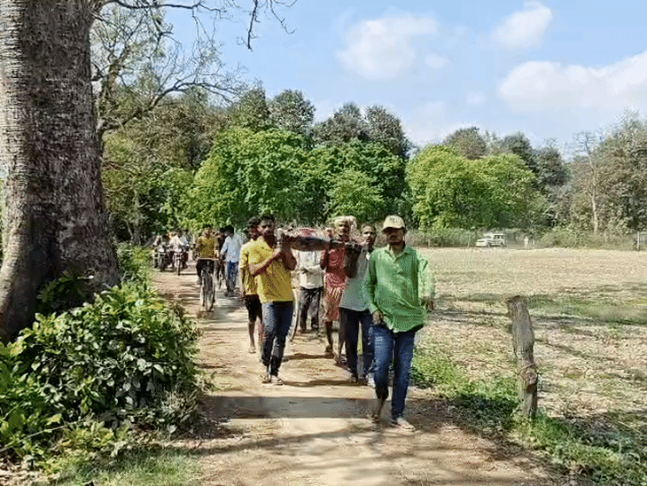 ग्रामीण महिला का शव चारपाई पर लेकर पोस्टमॉर्टम कराने के लिए जा रहे हैं।