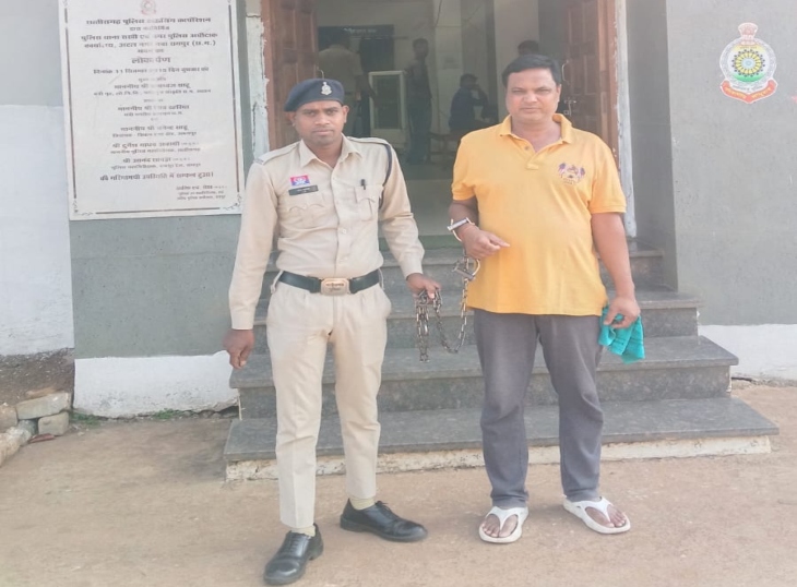 पुलिस की गिरफ्त में आरोपी।