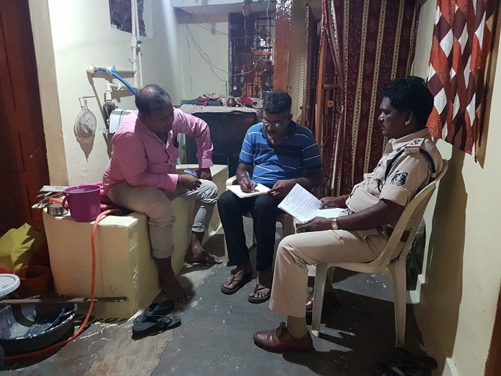 महिला की हत्या होने की जानकारी मिलने पर पुलिस अधिकारी जांच करते हुए।