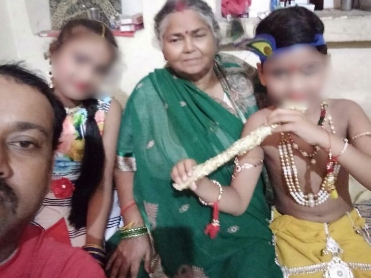 पोते-पोती के साथ निर्मला देवी की तस्वीर। (फाइल)