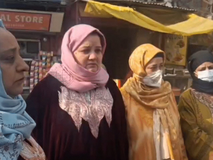 ईरान-अजरबैजान बॉर्डर पर फंसे भारतीय स्टूडेंट्स में से ज्यादातर कश्मीर के हैं। पेरेंट्स परेशान हैं कि टिकट के पैसे भी बर्बाद हो गए और बच्चे अब तक घर भी नहीं लौट सके हैं।