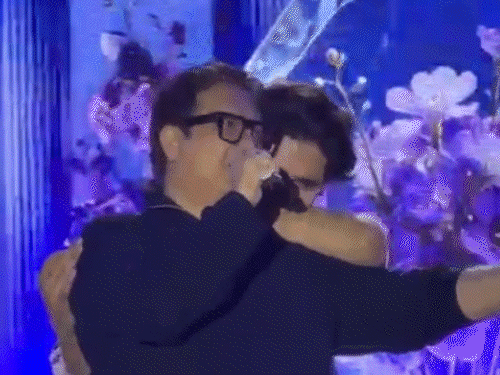 जयपुर में परफॉर्मेंस के दौरान अमाल मलिक के पिता डब्बू मलिक ने गाना गाया, पिता को अपना सॉन्ग गाता देख अमाल भावुक हो गए