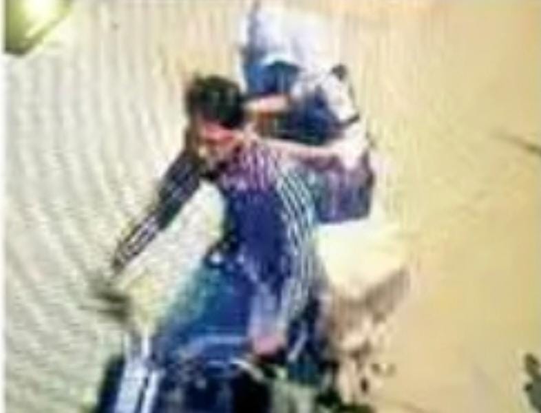 CCTV में बाइक पर भागती महिला चोर करीना और उसका पति अर्जुन मोगिया।
