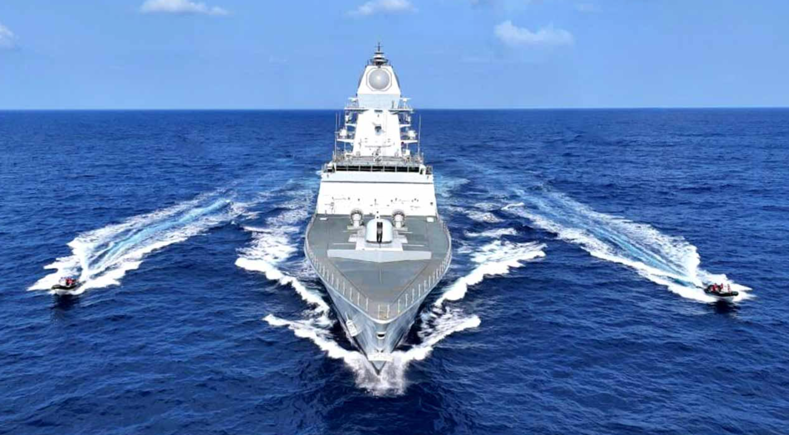 INS तारागिरी फ्रिगेट में हेलिकॉप्टर हैंगर भी हैं, जिसमें दो हेलिकॉप्टर आसानी से लैंड किए जा सकते हैं।