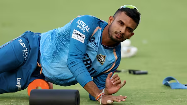 दसुन शनाका गुजरात टाइटंस के लिए IPL खेल चुके हैं।